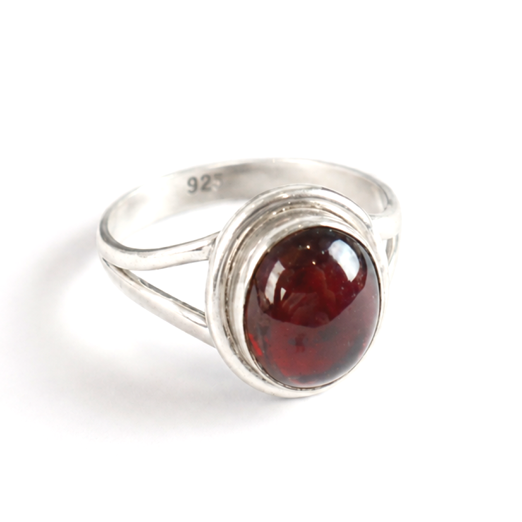 Clear Vine Red Garnet oval 925 Sterling Silver Ring Size 8.25